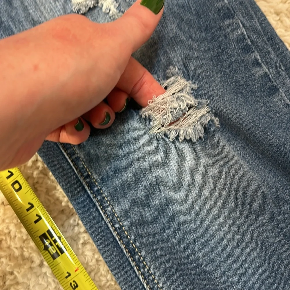 KENSIE 10/30 effortless ankle, mid rise, jeans with distressing EUC